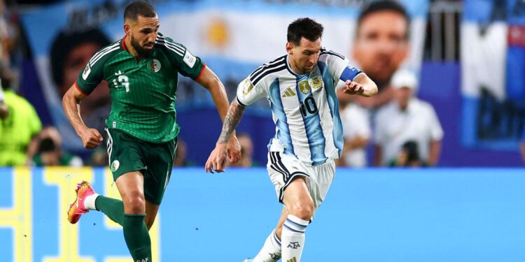 Messi vira maior artilheiro das copas e lidera Argentina em estreia