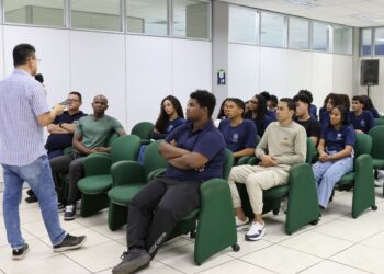 Estudantes de escola estadual de Vila Velha conhecem soluções tecnológicas do Prodest