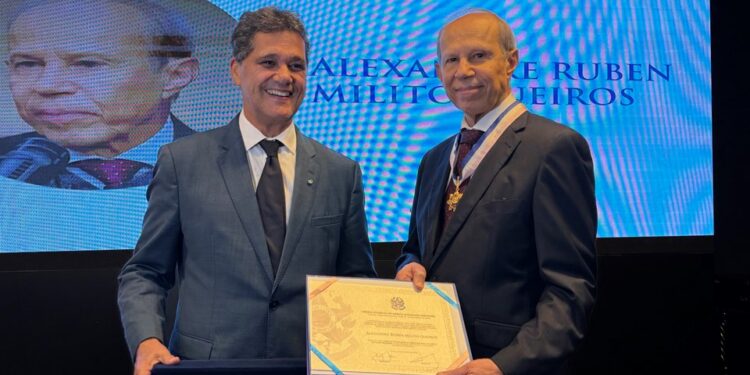 Governador entrega Comenda da Ordem do Mérito Jerônymo Monteiro ao pastor Alexandre Ruben Milito Gueiros