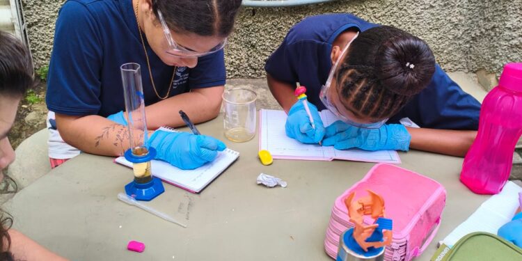 Escola Padre Antônio Volkers realiza aula prática de Ciências sobre etanol na gasolina