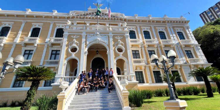 Estudantes de Vila Velha realizam de visita pedagógica ao Centro de Vitória e à exposição das obras de Rembrandt