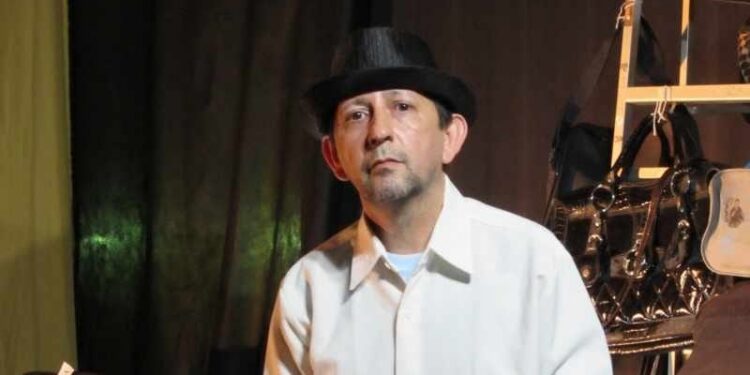Sônia Cabral recebe espetáculo de José Celso Cavalieri sobre rotina e reflexão no palco