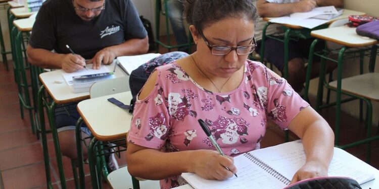 Brasil atinge, em 2025, a menor taxa de analfabetismo do país desde 2016, início da série histórica