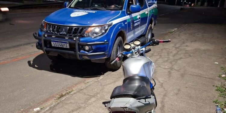 Motociclista é detido após fugir de abordagem e fazer manobras perigosas no bairro Vila Independência