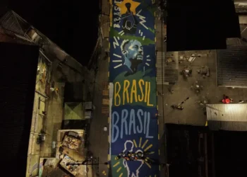 Pintura ressignifica rua marcada por operação letal no Rio de Janeiro