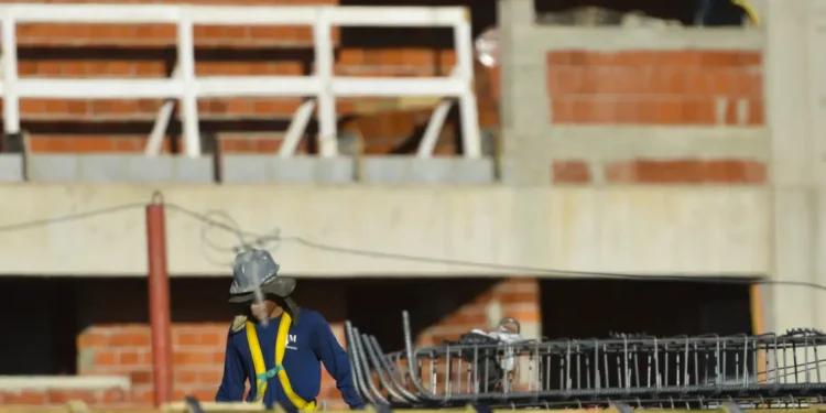 Construção empregou 2,5 milhões e pagou média de 2,1 salários mínimos
