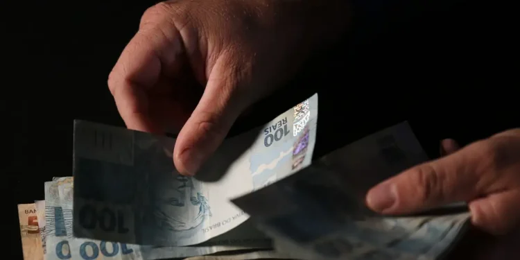 Brasileiros sacaram em abril R$ 482,8 milhões esquecidos em bancos