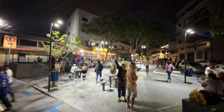 Moradores e comerciantes comemoram a entrega da revitalização da praça do bairro Itapemirim
