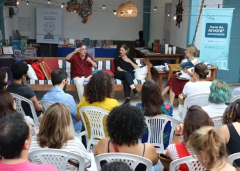 Poesia na infância alimenta sensibilidade, diz escritor