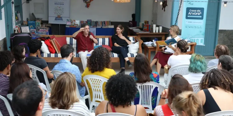 Poesia na infância alimenta sensibilidade, diz escritor