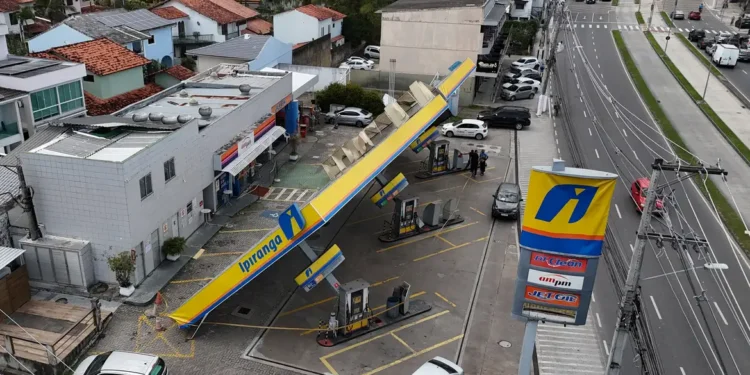 Polícia investiga morte de três eletrocutados após ventania no Rio