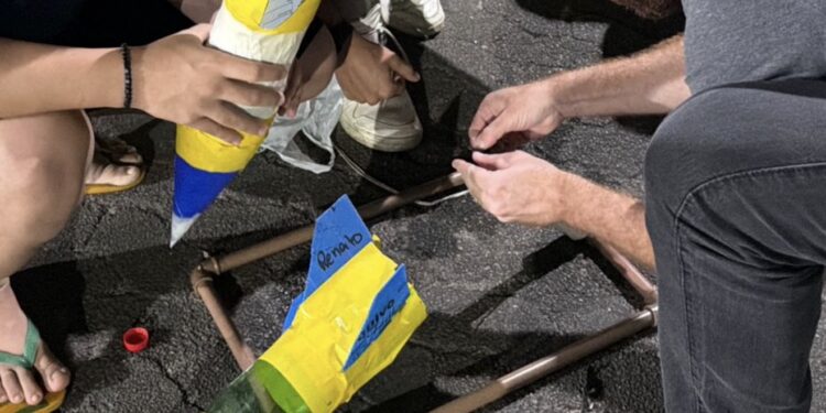 Estudantes da EJA de Vila Velha aprendem Física com atividade prática de lançamento de foguetes