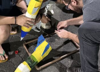 Estudantes da EJA de Vila Velha aprendem Física com atividade prática de lançamento de foguetes