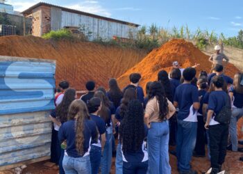 Estudantes de Edificações realizam visita técnica a canteiro de obras em Anchieta