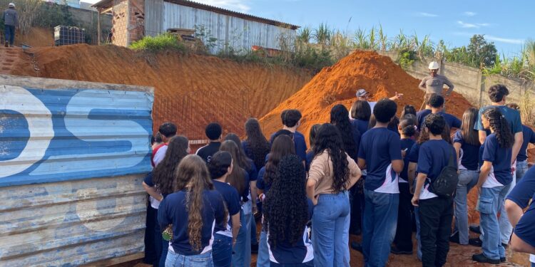 Estudantes de Edificações realizam visita técnica a canteiro de obras em Anchieta