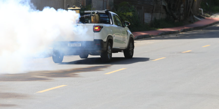 Carro do fumacê percorre 28 bairros durante esta semana; confira locais e datas