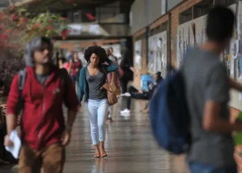 Mais de 54% dos graduandos já abandonaram curso para cuidar dos filhos