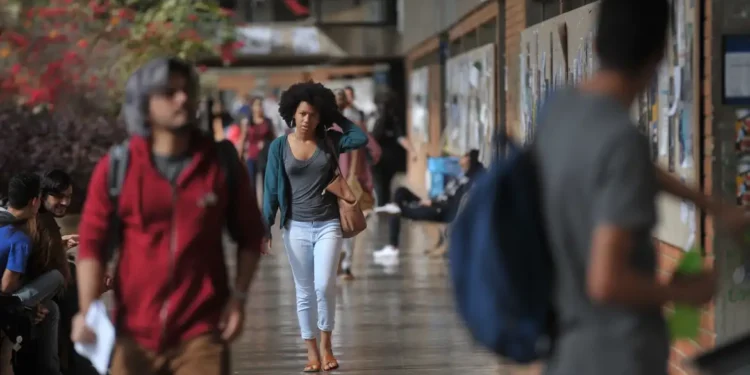 Mais de 54% dos graduandos já abandonaram curso para cuidar dos filhos