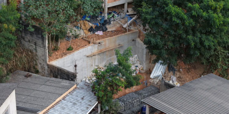 Obras de contenção de encosta no bairro Oriente chegam a 80% de conclusão