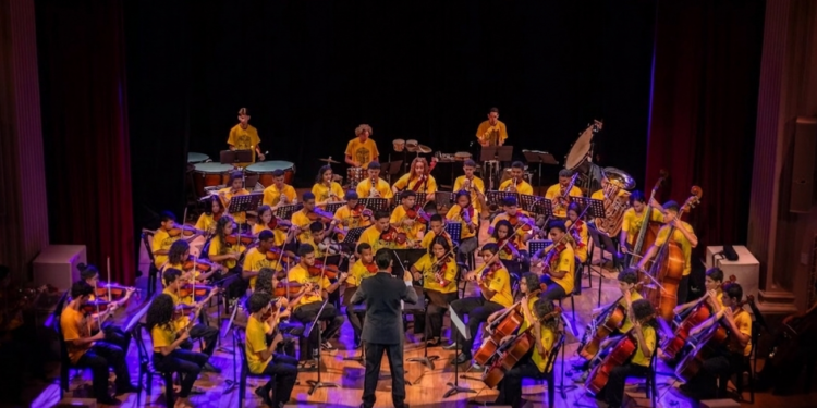 Orquestra Sinfônica Jovem Música na Rede faz sua estreia oficial com concerto de gala no Theatro Carlos Gomes