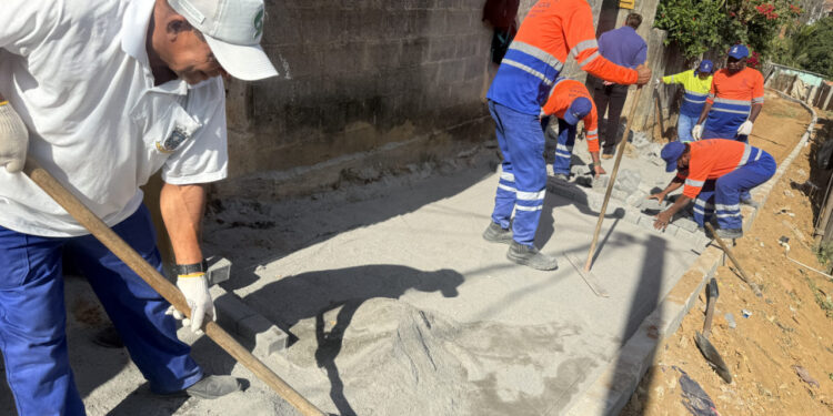 Secretaria de Serviços avança com obras de calçamento em Padre Gabriel