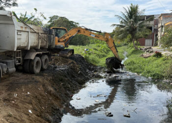 Secretaria de Serviços realiza nova limpeza em canal de Porto Novo