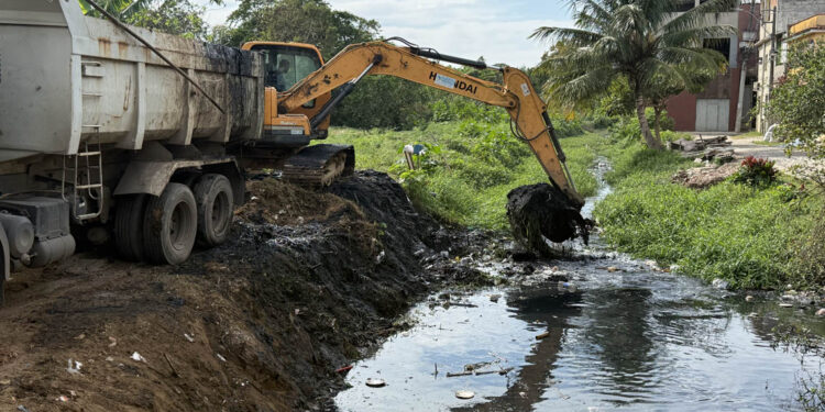 Secretaria de Serviços realiza nova limpeza em canal de Porto Novo