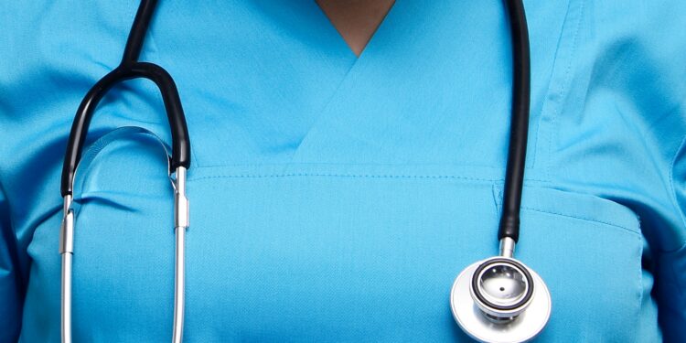 Técnico de enfermagem, vigilante e atendente: mais de 1,3 mil vagas de emprego a partir de segunda-feira (27)