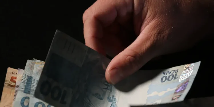 Trabalhadores nascidos em setembro e outubro recebem abono salarial