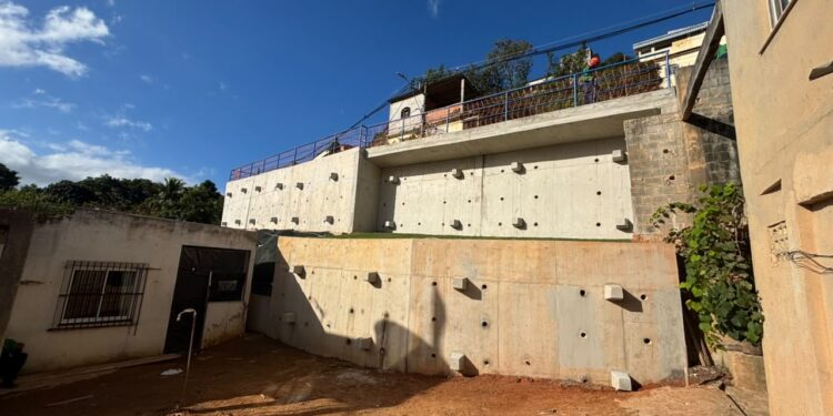 Concluída obra do muro de contenção em Porto Novo