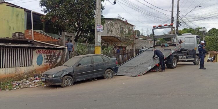 Operação integrada autua oficina e remove veículos abandonados em Flexal I