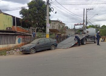 Operação integrada autua oficina e remove veículos abandonados em Flexal I