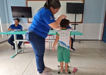 Saúde na Escola leva vacinação e avaliação nutricional a estudantes da rede municipal
