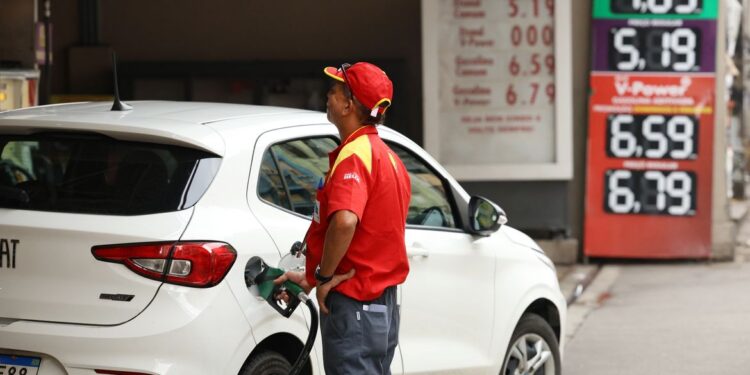Aumento de etanol na gasolina divide opiniões sobre impacto em carros