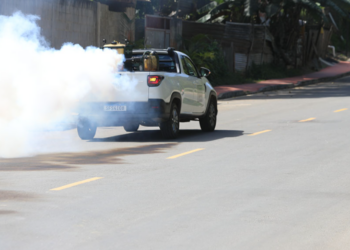 Combate à dengue: carro do fumacê percorre 30 bairros de Cariacica nesta semana