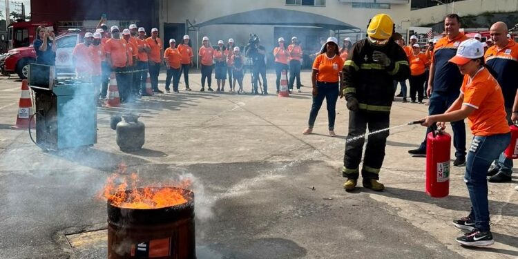 Defesa Civil promove aula prática sobre noções básicas de combate a princípios de incêndio