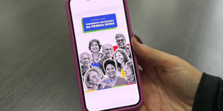 Cuidado na terceira idade: Saúde reforça importância do uso da Caderneta da Pessoa Idosa