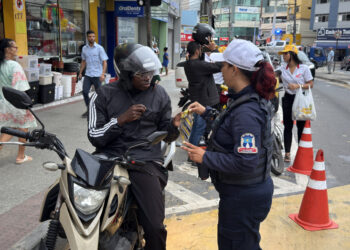 Inspetoria de Trânsito orienta motociclistas sobre atitudes que podem salvar vidas no trânsito