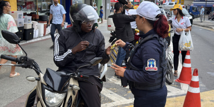 Inspetoria de Trânsito orienta motociclistas sobre atitudes que podem salvar vidas no trânsito