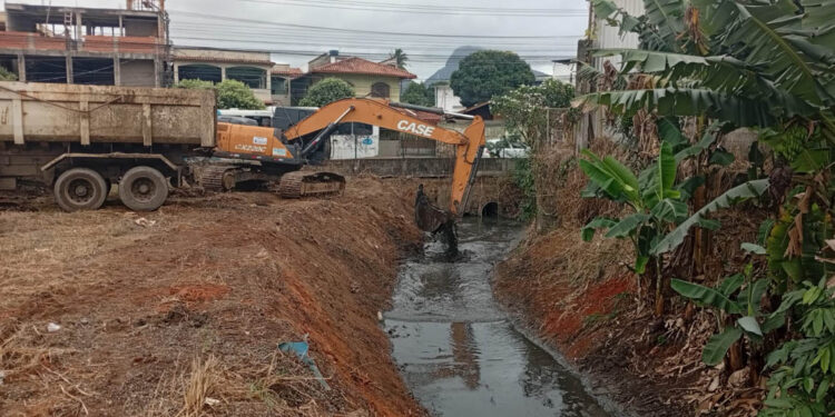 Secretaria de Serviços intensifica limpeza de canais nos bairros Santana e Oriente