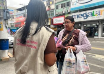 Agosto Lilás: ação leva orientações sobre combate à violência contra a mulher em Campo Grande