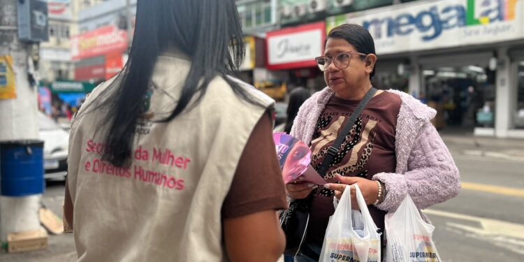Agosto Lilás: ação leva orientações sobre combate à violência contra a mulher em Campo Grande