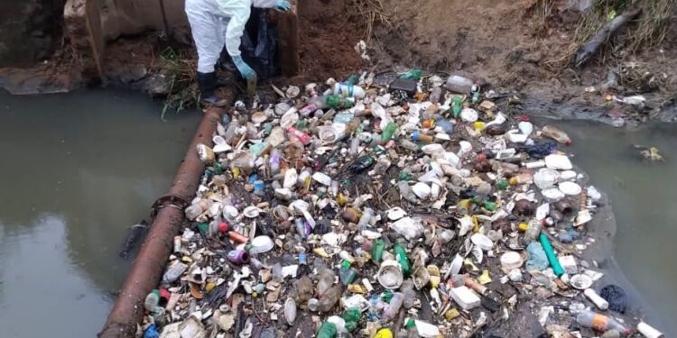 Prefeitura realiza limpeza de galeria e intensifica desobstrução de redes de drenagem em Campo Verde