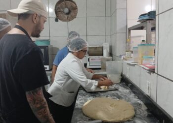 Oficina Mão na Massa promove aprendizado sobre panificação para acolhidos em projeto social
