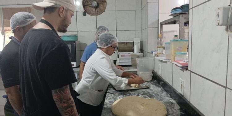 Oficina Mão na Massa promove aprendizado sobre panificação para acolhidos em projeto social