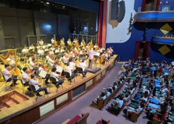 Alunos da rede municipal vivenciam manhã especial com Orquestra Sinfônica no Teatro Glória