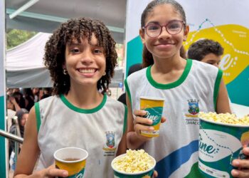 Estudantes da rede municipal se divertem durante sessões gratuitas de cinema