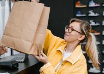 Dia do Cliente: Procon Cariacica alerta consumidores e dá dicas para evitar problemas durante as compras