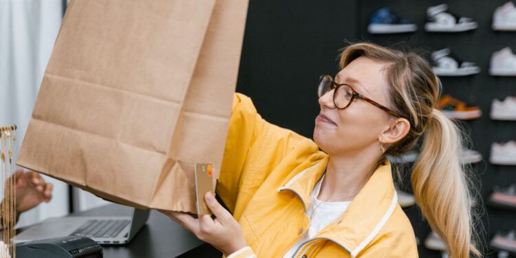 Dia do Cliente: Procon Cariacica alerta consumidores e dá dicas para evitar problemas durante as compras