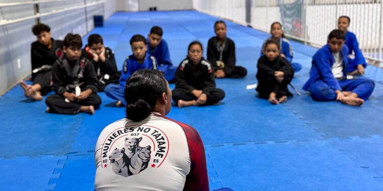 Muito além do tatame: jiu-jitsu transforma vidas de crianças em Cariacica